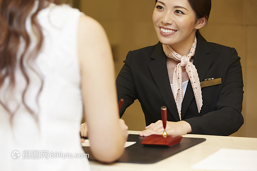 商務(wù)招待與酒店接待處女性會(huì)展服務(wù)人員的專業(yè)角色