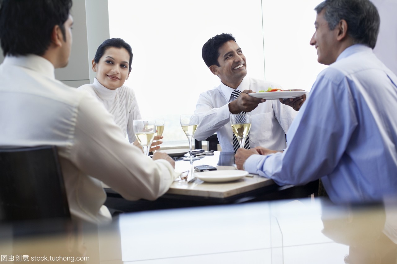 商務(wù)會(huì)議中的餐飲服務(wù) 禮儀與效率的雙重考量